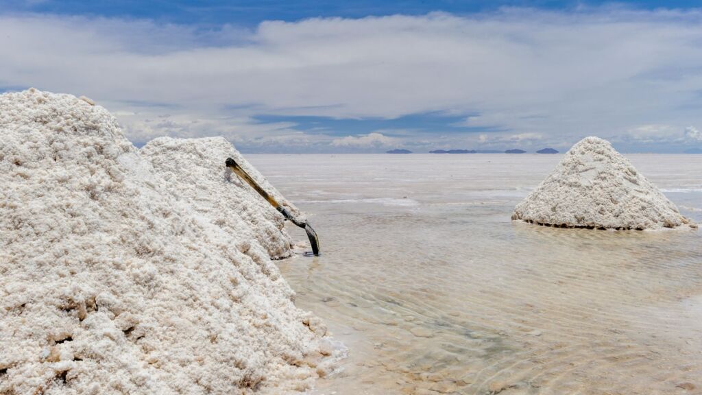 Montes de sal e horizonte do Salar de Uyuni, na Bolívia