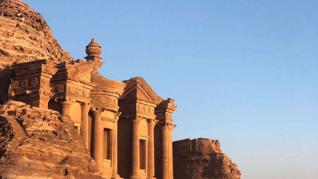 Mosteiro Al-Deir esculpido em pedra em Petra, na Jordânia