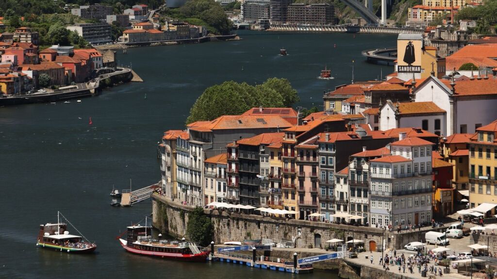 Ribeira do Porto e barcos no Rio Douro, em Portugal