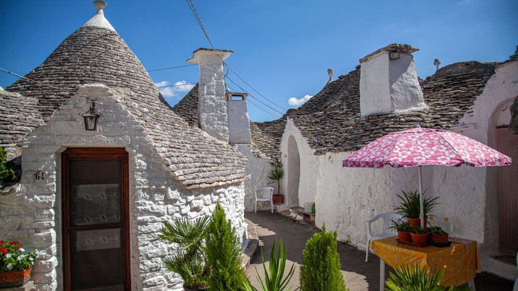 Casas trulli de pedra branca em Alberobello, na Puglia