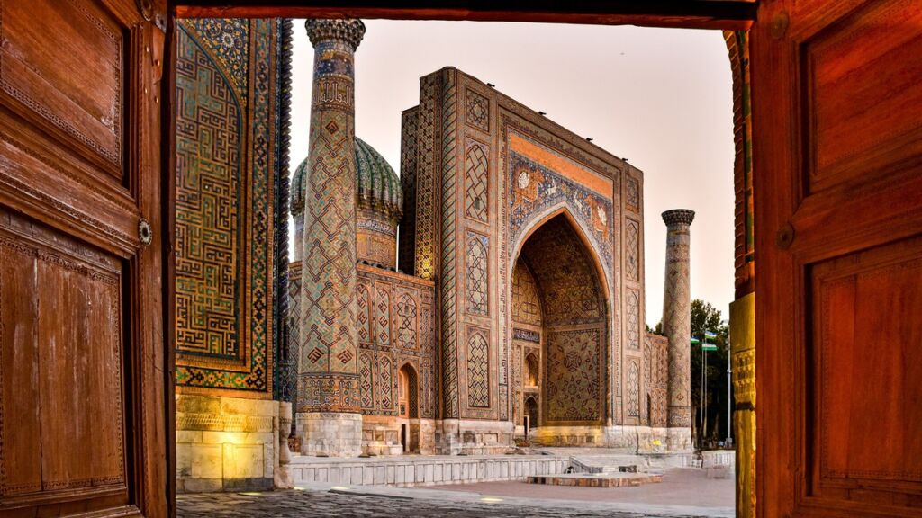 Arquitetura ornamentada do Registan em Samarkand, Uzbequistão