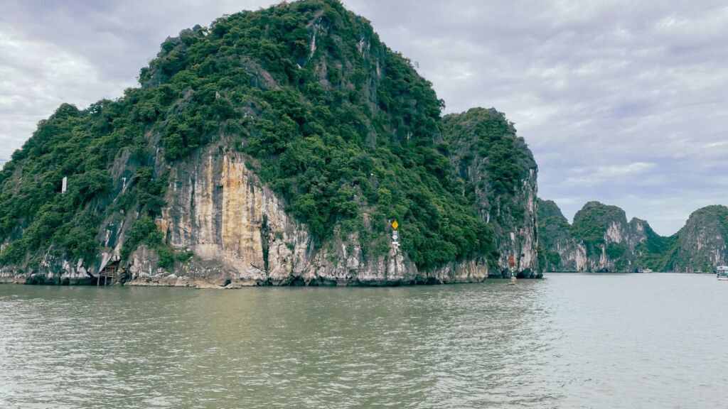 Formações calcárias cobertas de vegetação na Baía de Ha Long, no Vietnã