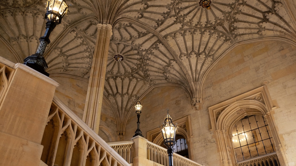 Grande escadaria de Christ Church em Oxford usada em cenas dos filmes de Harry Potter