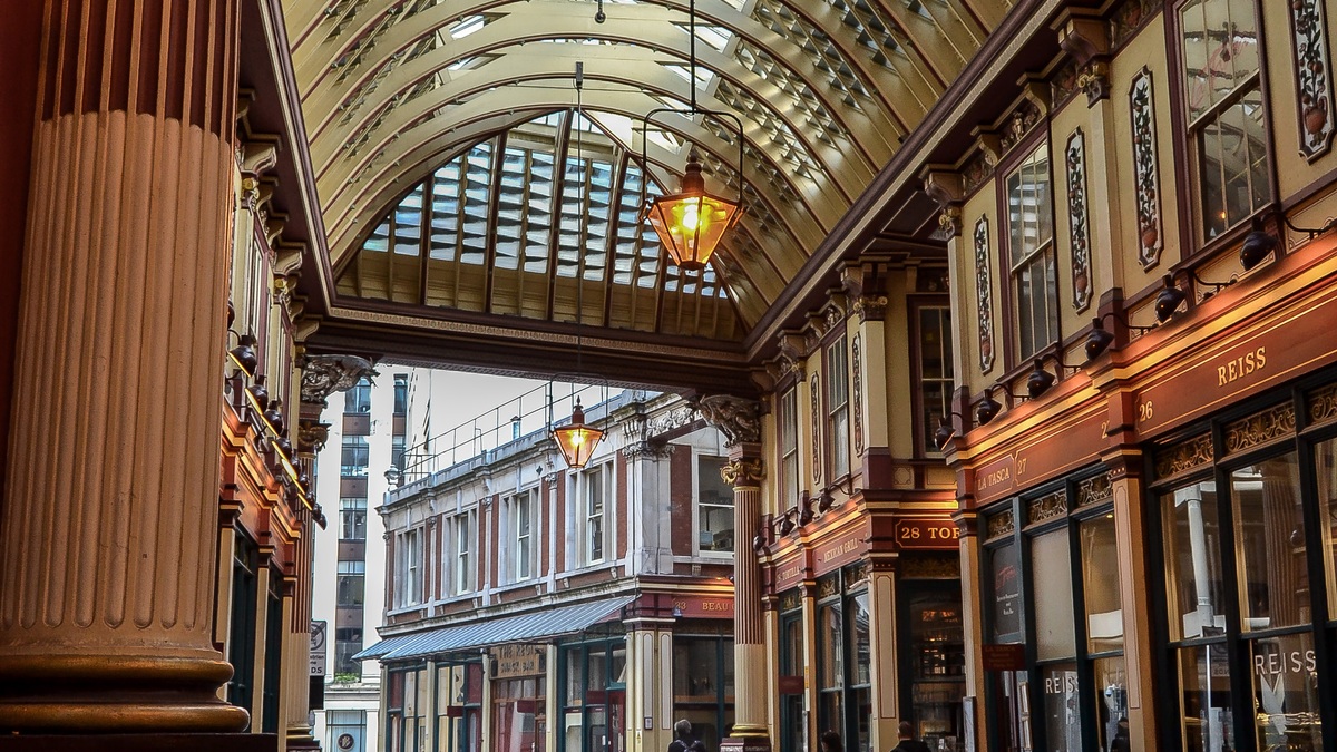 Galerias vitorianas ornamentadas de Leadenhall Market, locação de Harry Potter em Londres