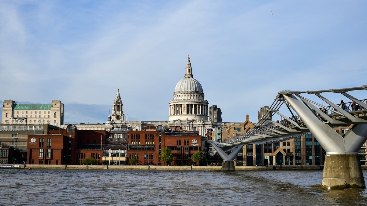 Millennium Bridge sobre o Rio Tâmisa com a Catedral de St Paul ao fundo em Londres